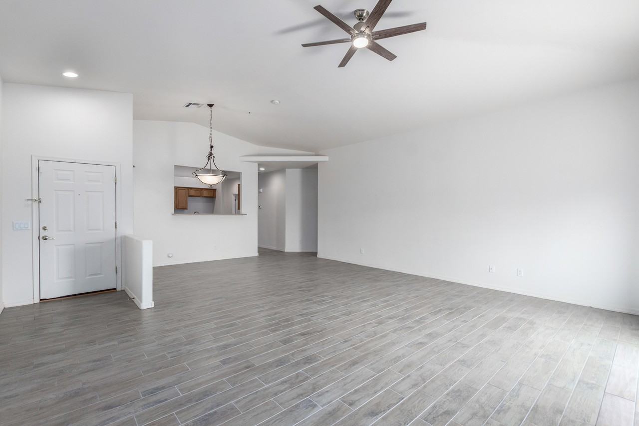 18650 N 91st Ave #4401 - Photo 4 of 31