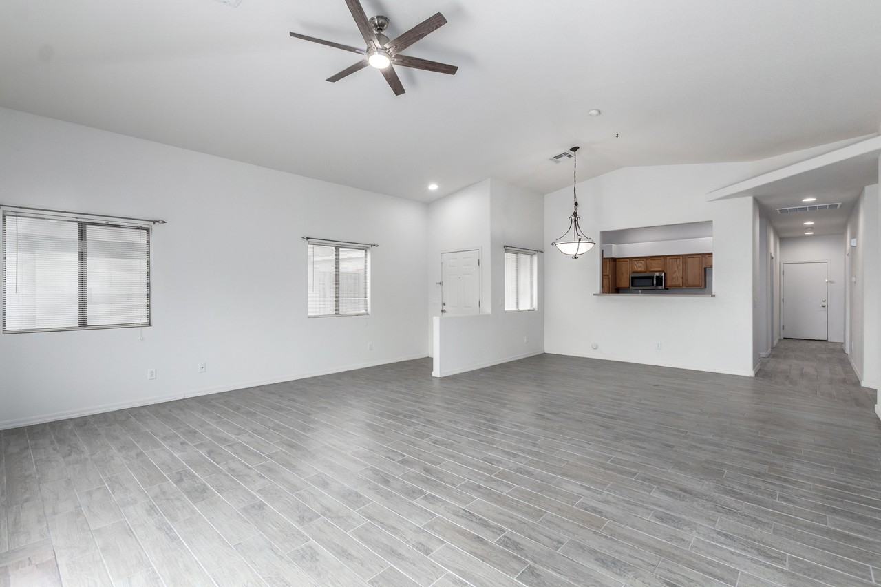 18650 N 91st Ave #4401 - Photo 5 of 31