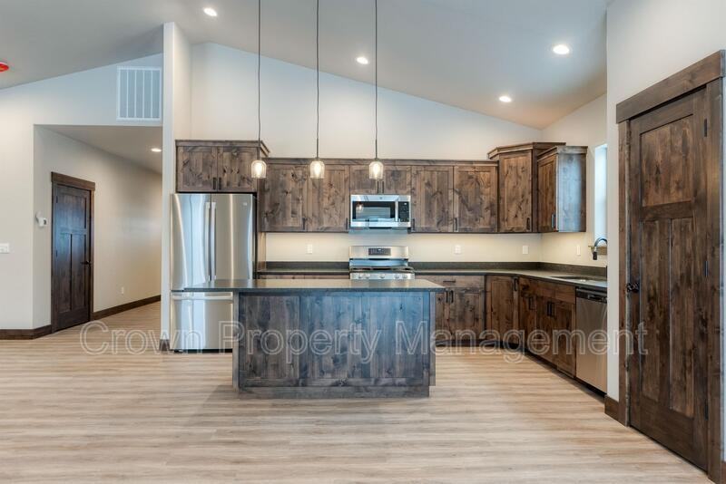 4032 Snowberry Ave - Photo 3 of 34