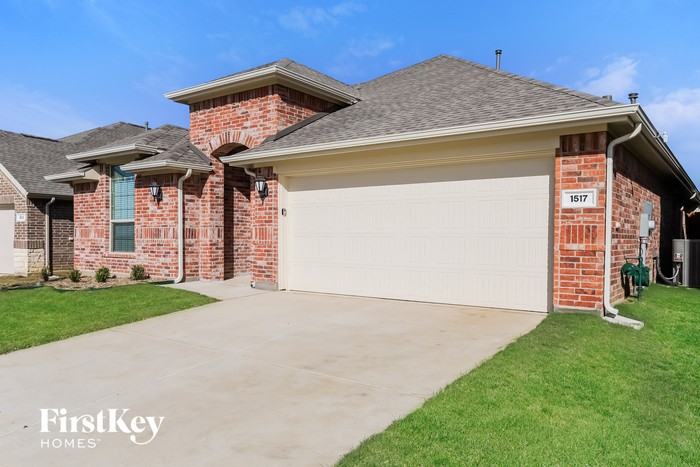 1517 Lake Grove Dr - Photo 2 of 15