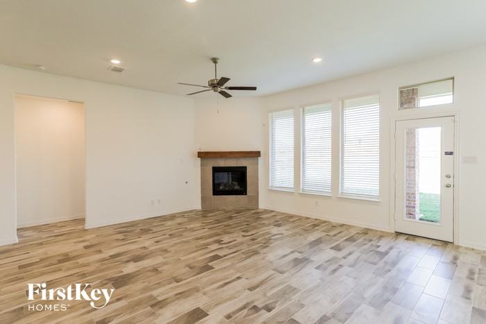 1517 Lake Grove Dr - Photo 3 of 15