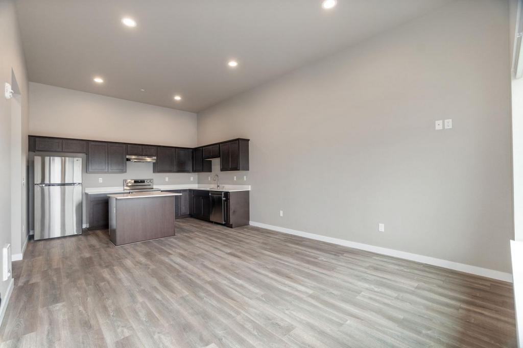 303 E Broadway Ave - Photo 4 of 12