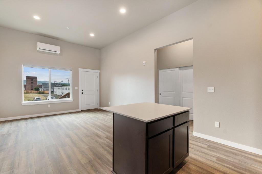 303 E Broadway Ave - Photo 5 of 12