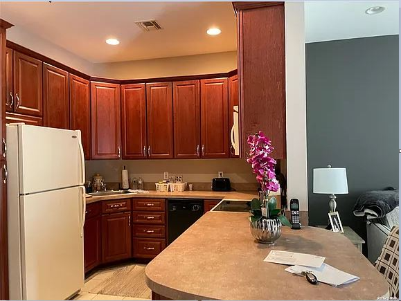 77 Sarah Ct - Photo 3 of 6