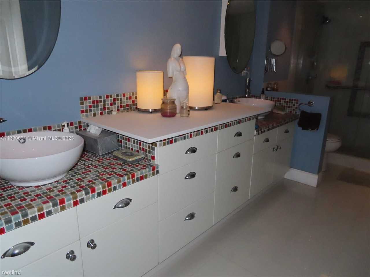 5701 Collins Ave - Photo 3 of 10