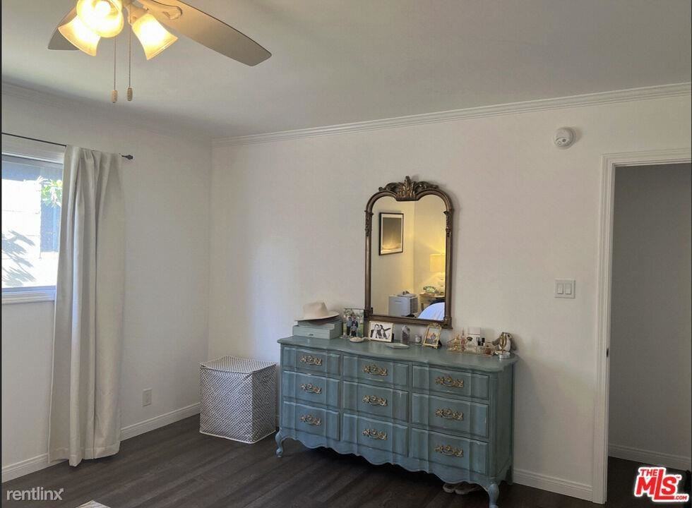 3125 Stanford Ave - Photo 3 of 11