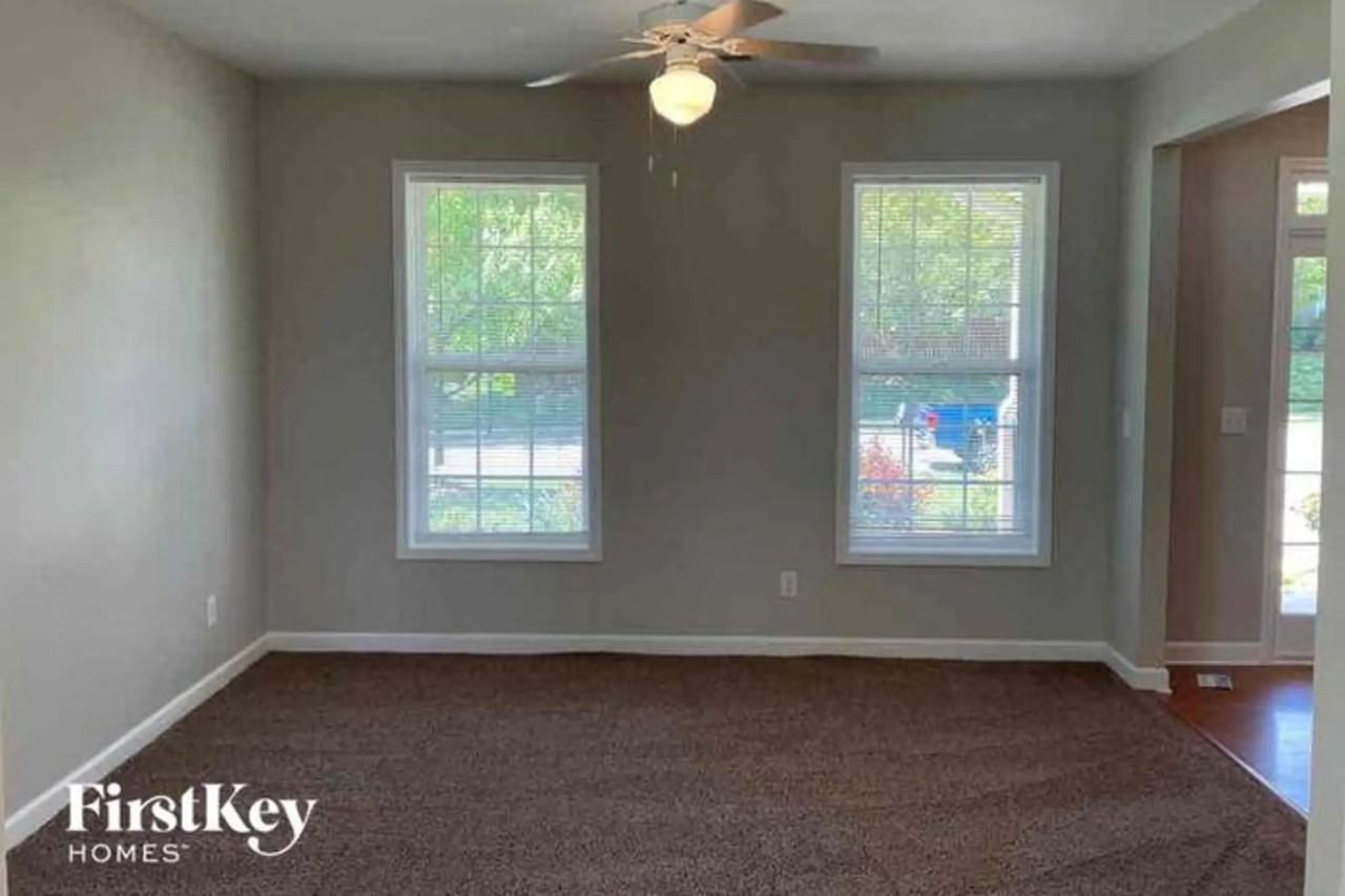 2349 Rockland Cir - Photo 2 of 20