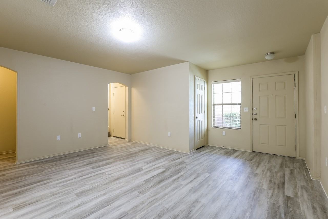 7019 Heathers Pond - Photo 3 of 15