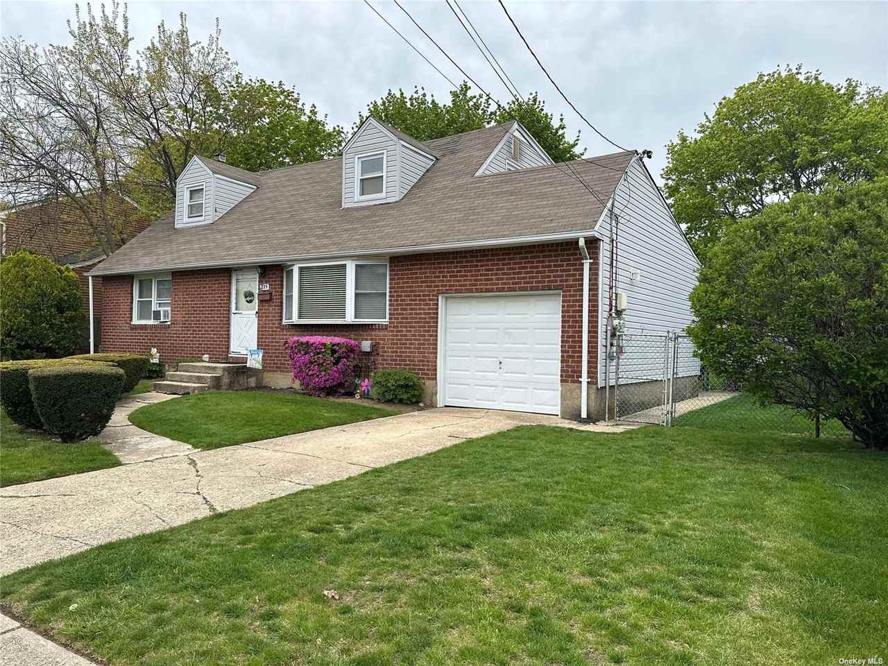 225 N Cedar St - Photo 3 of 15