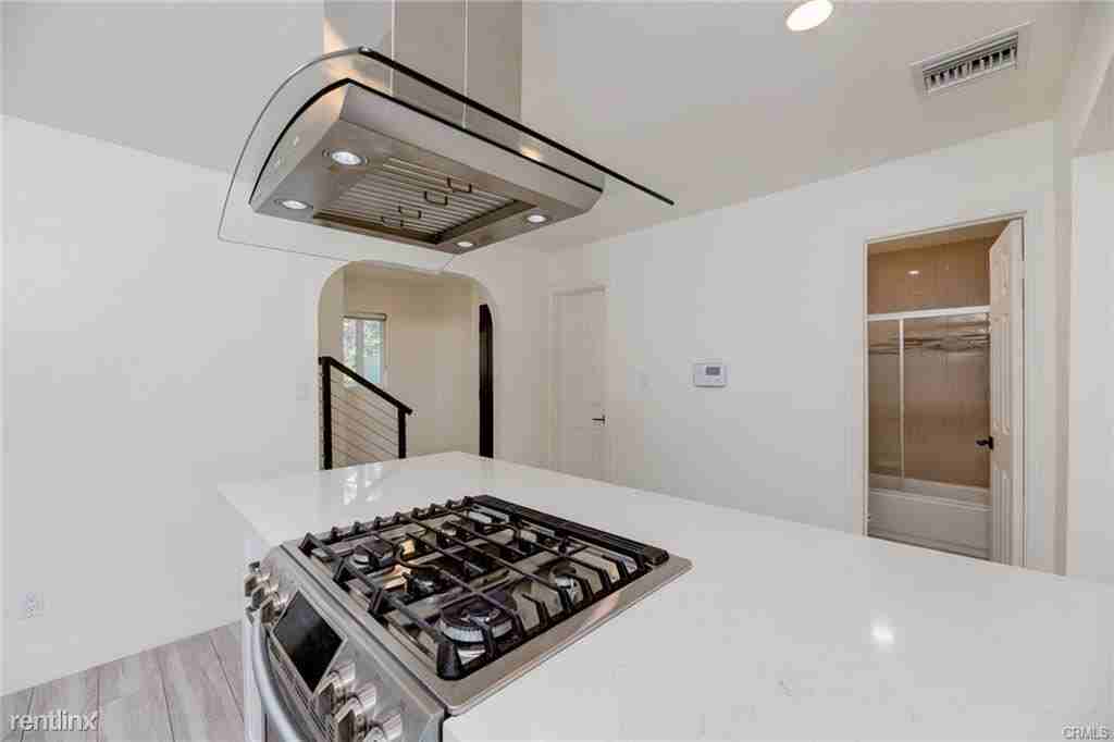 709 Warren Ln - Photo 2 of 10
