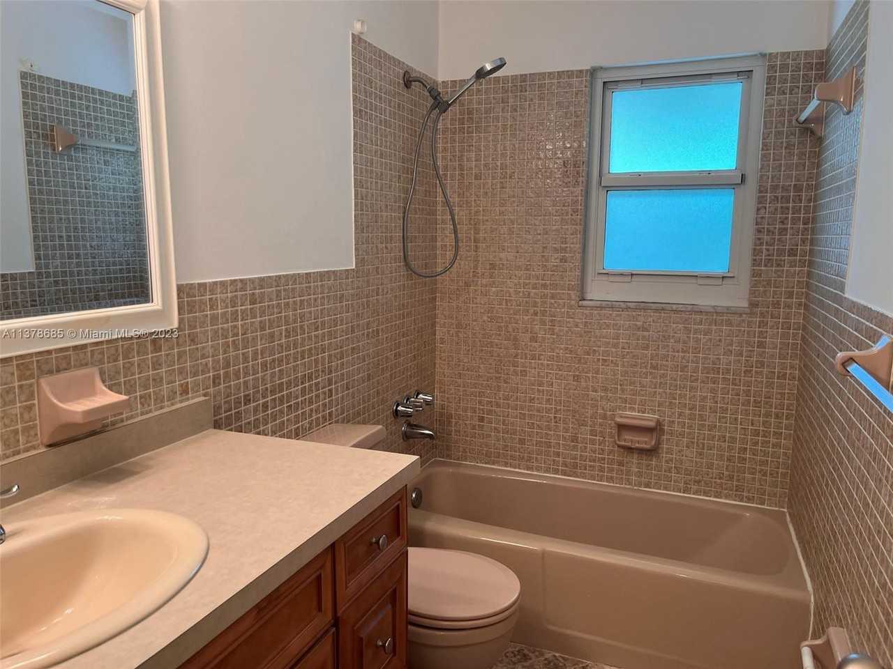 309 Lewis Lane #1N.E. 3rd - Photo 3 of 18