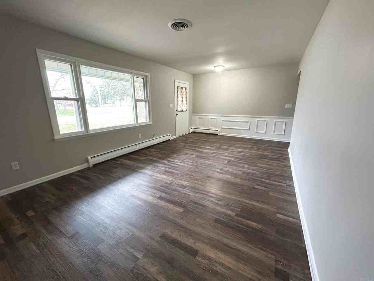3827 Hampshire Dr - Photo 3 of 23