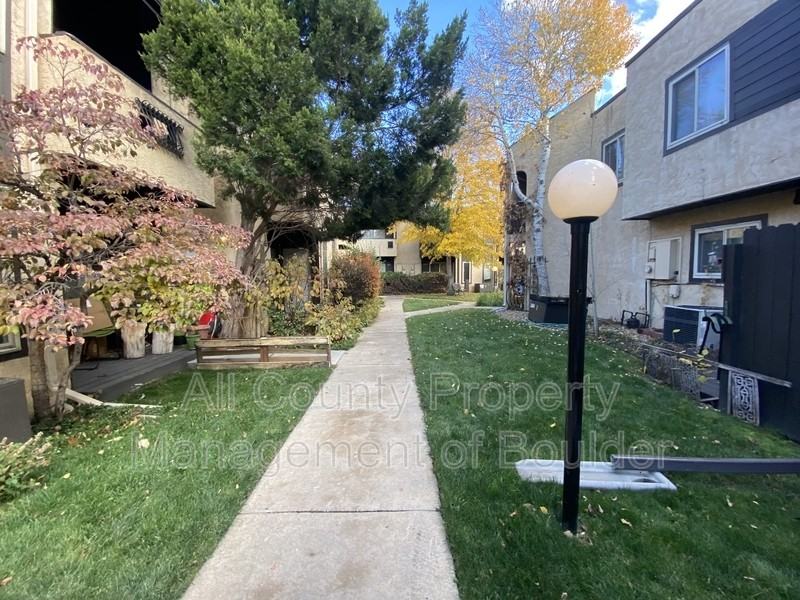 2982 Shady Holw W - Photo 3 of 13