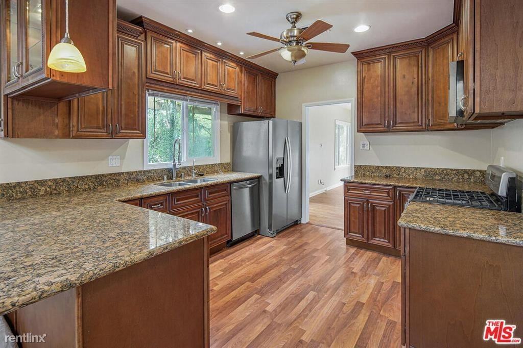 1552 Crater Ln - Photo 2 of 9