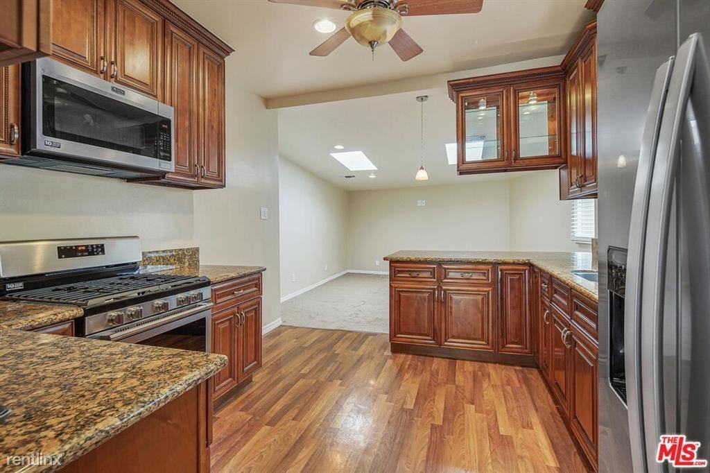 1552 Crater Ln - Photo 3 of 9