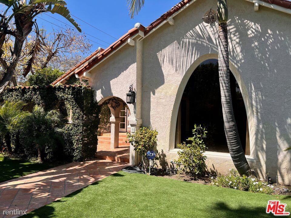 401 N Kings Rd - Photo 2 of 10