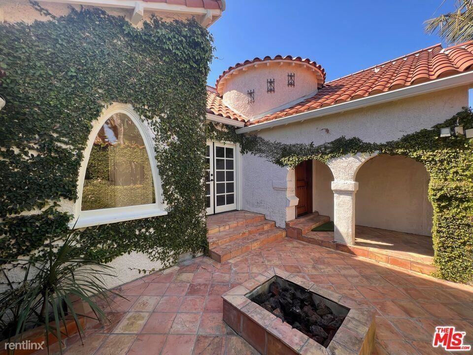 401 N Kings Rd - Photo 3 of 10