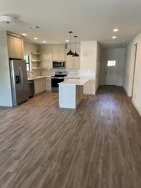 635 E Brenham St - Photo 3 of 8