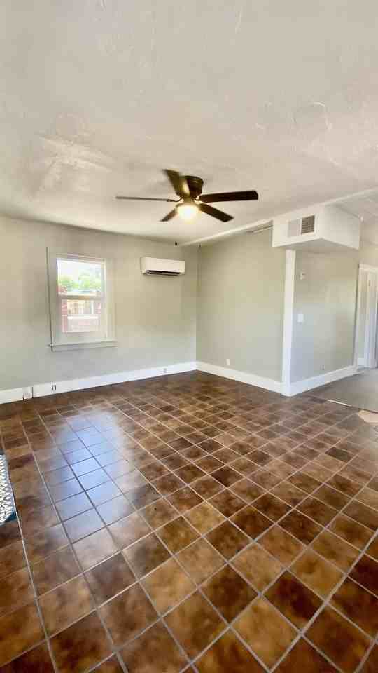 945 N Queen Ave - Photo 3 of 16