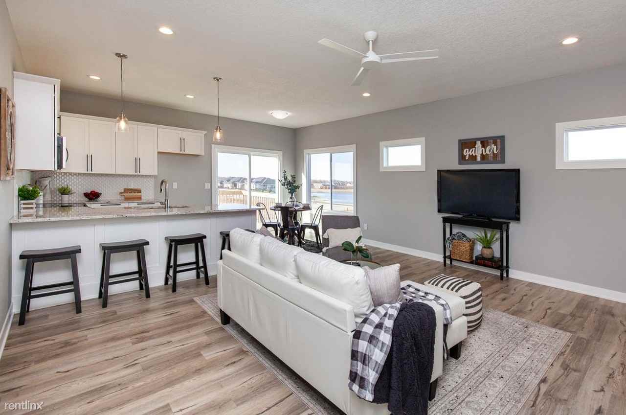 1128 NE 19th St - Photo 3 of 28