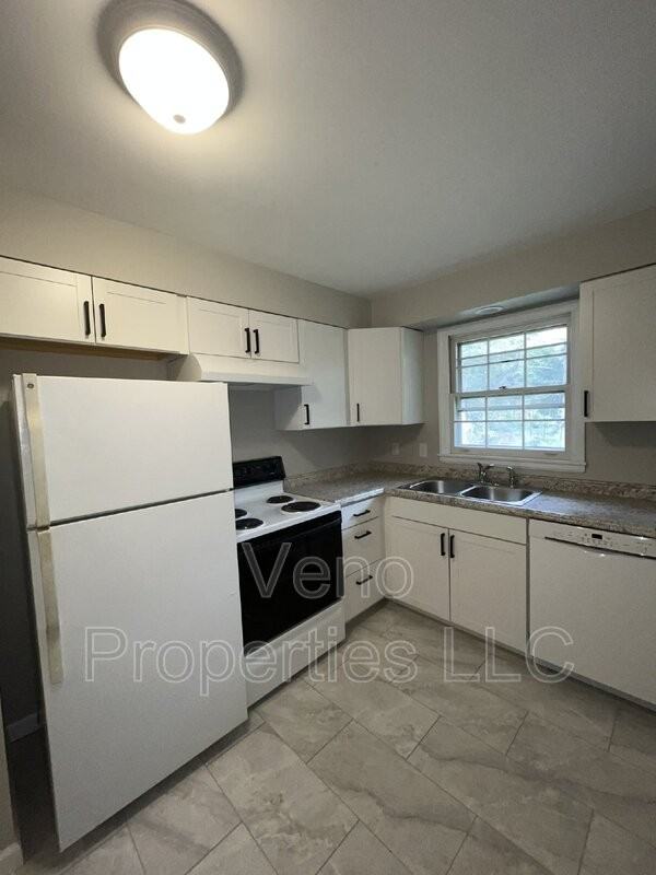8 9/11/13 Village Dr. #8 - Photo 2 of 13
