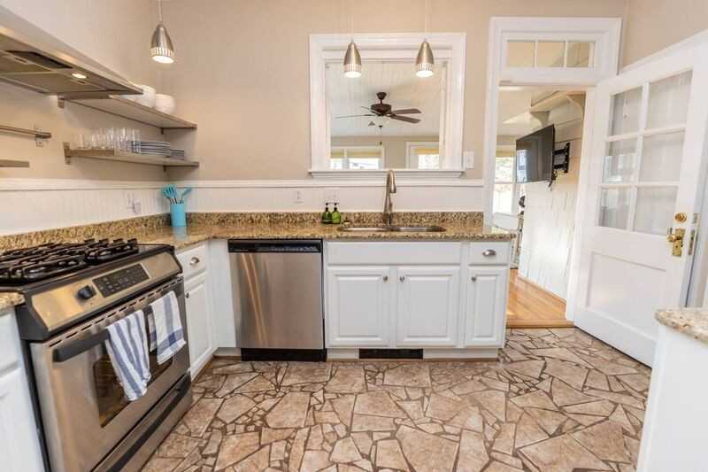 4018 Newport Dr - Photo 3 of 15