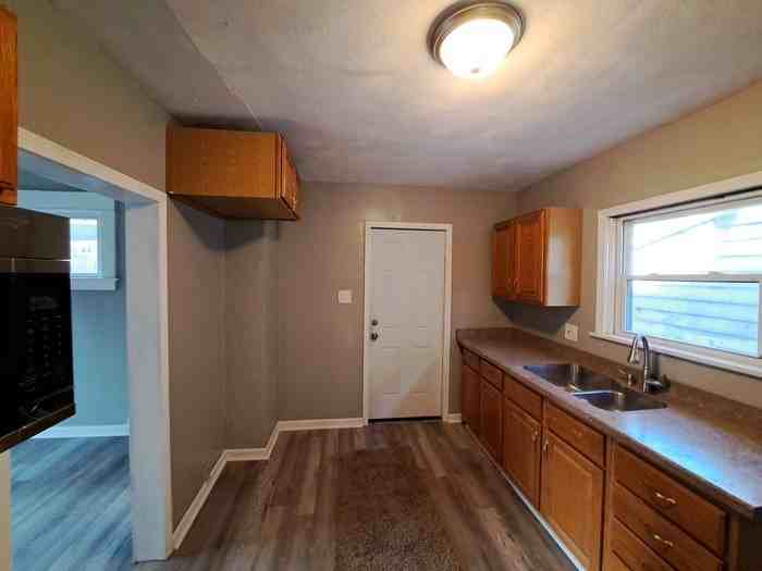 734 Meek St - Photo 3 of 18