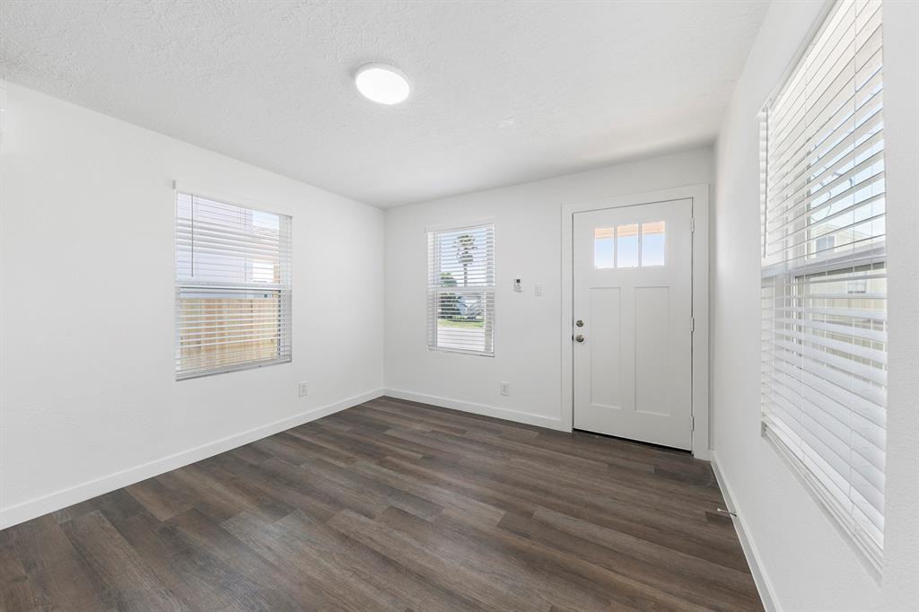 708 38th St #1 - Photo 5 of 19