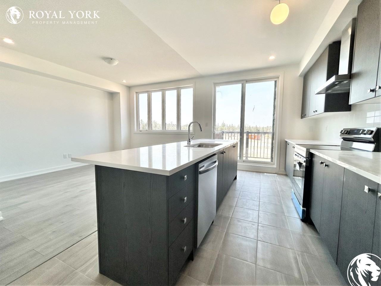 11 Blue Forest Cres - Photo 3 of 45