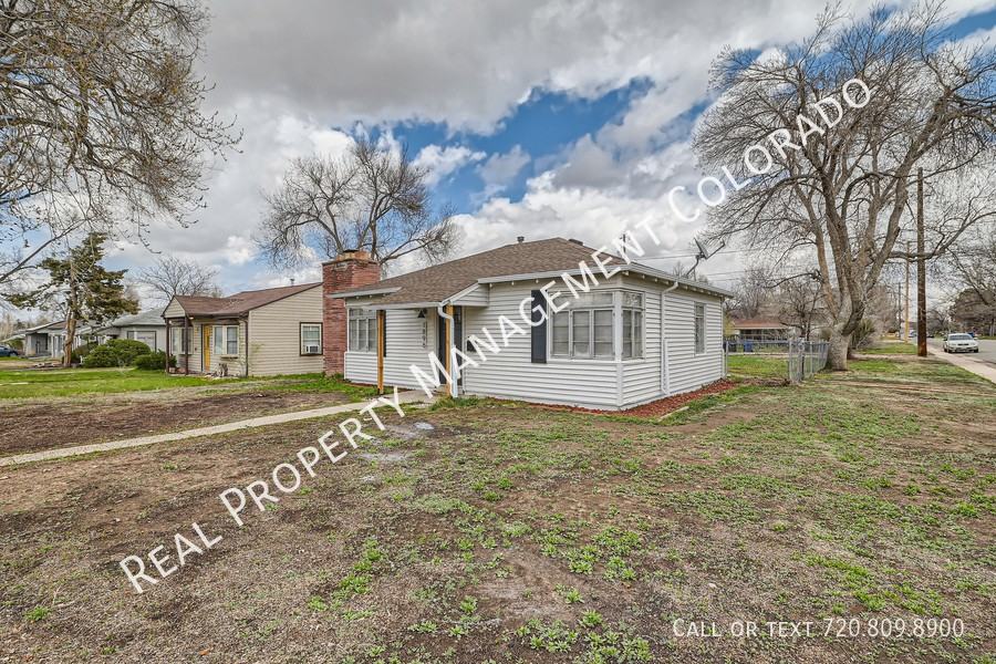 1896 S Cook St - Photo 2 of 11