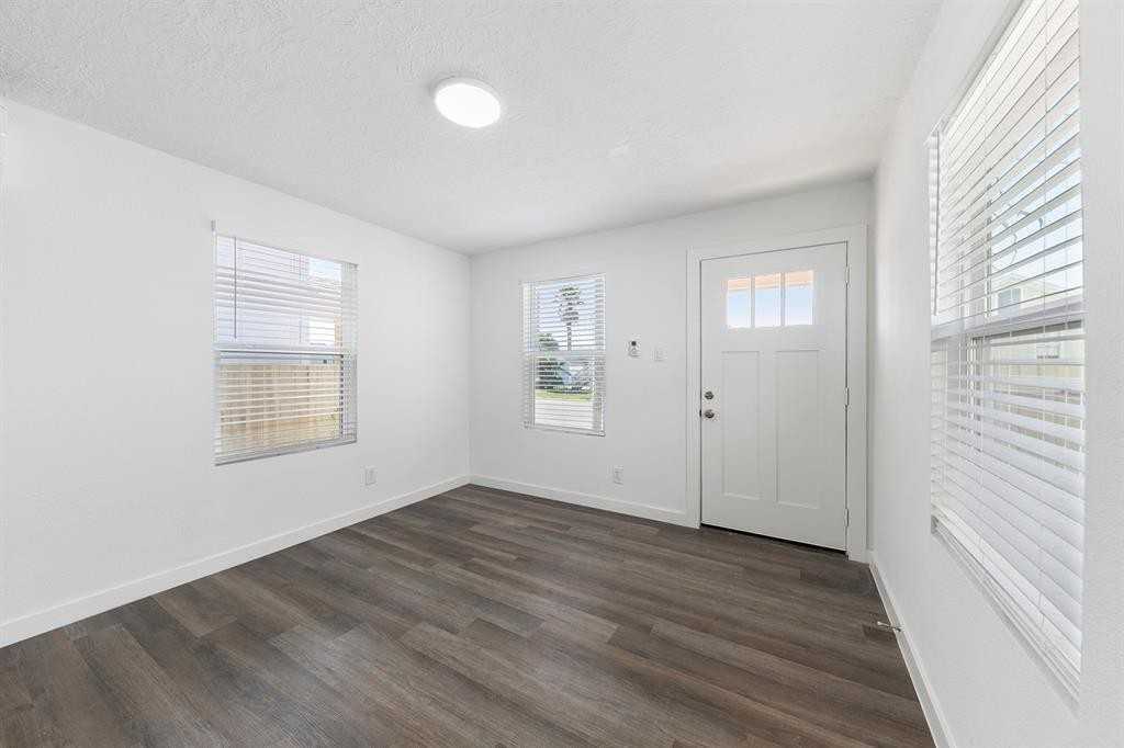3725 Winnie St #1 - Photo 5 of 15