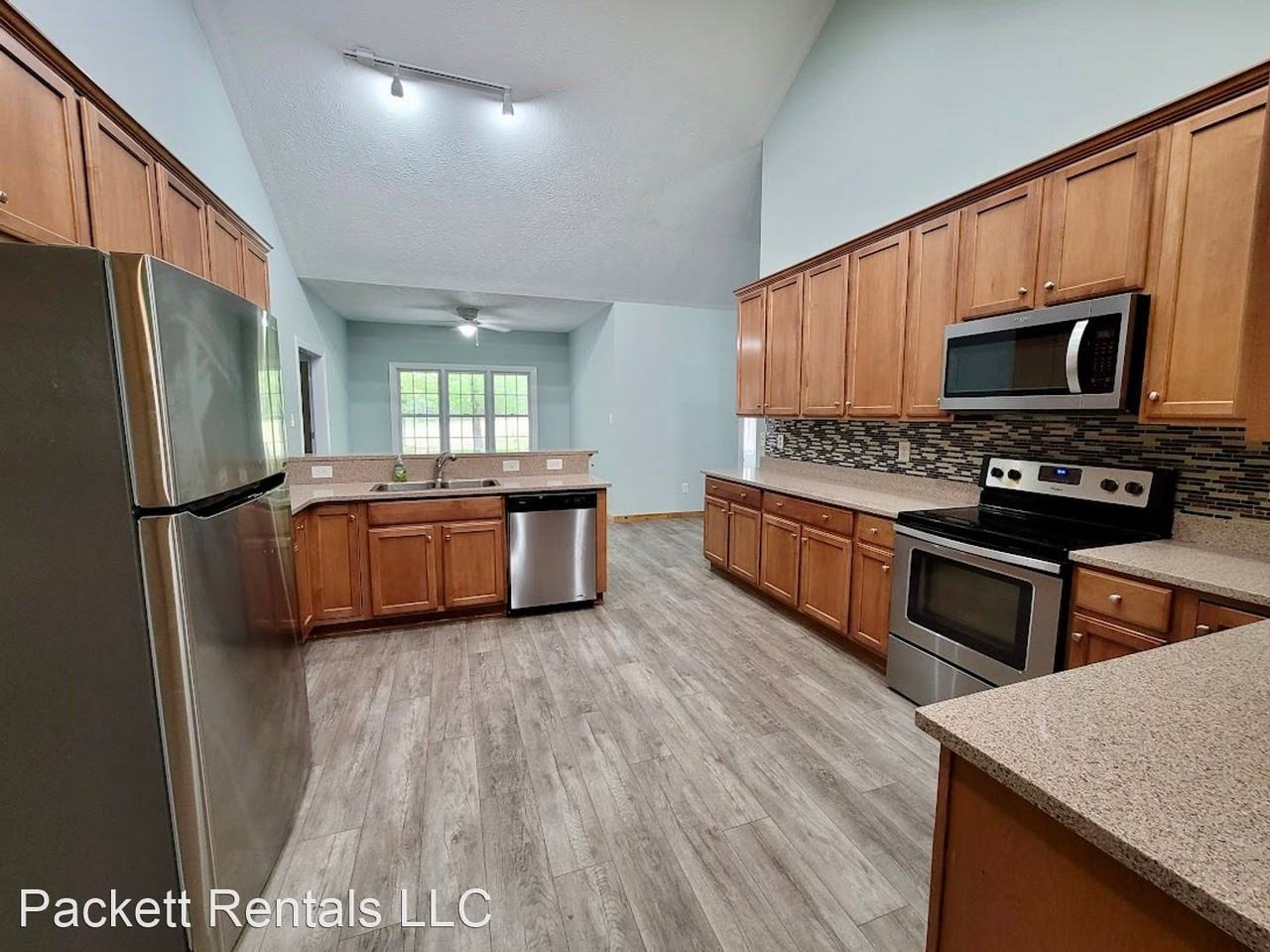 308 Madison Ct - Photo 3 of 11