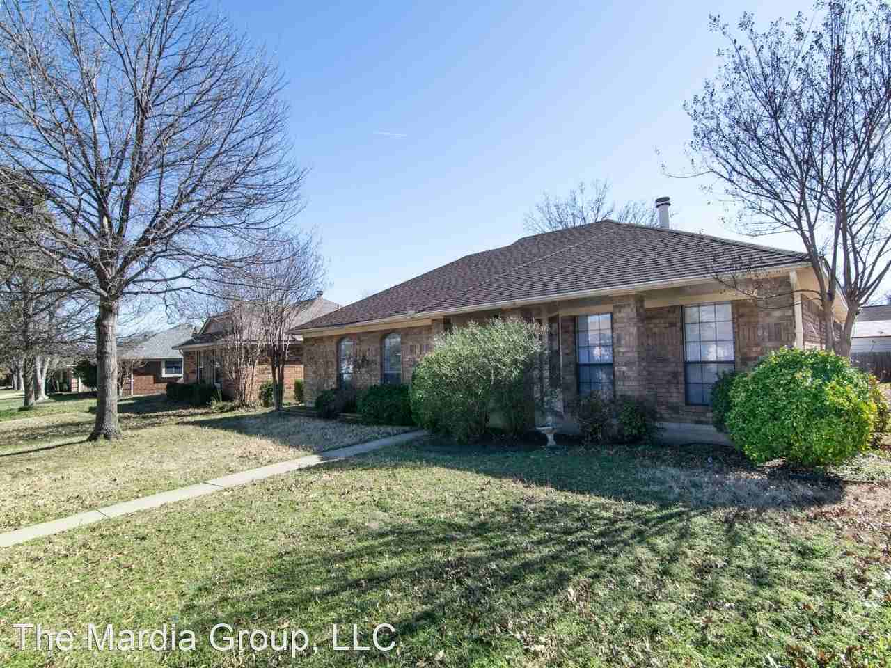 1520 Mayflower Dr - Photo 2 of 27