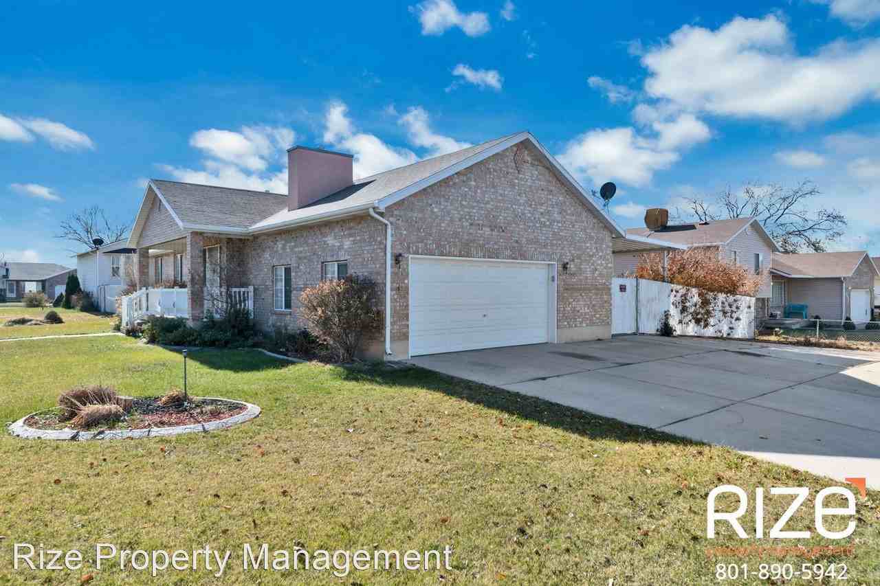 4453 S 2975 W - Photo 3 of 15