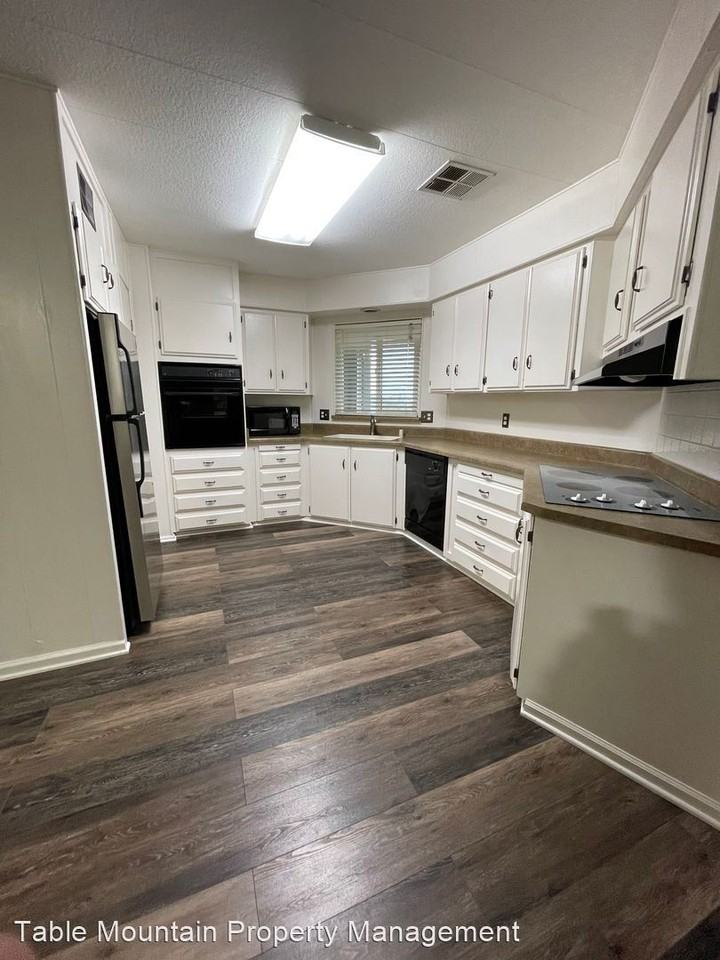 5191 Royal Oaks Dr - Photo 3 of 12