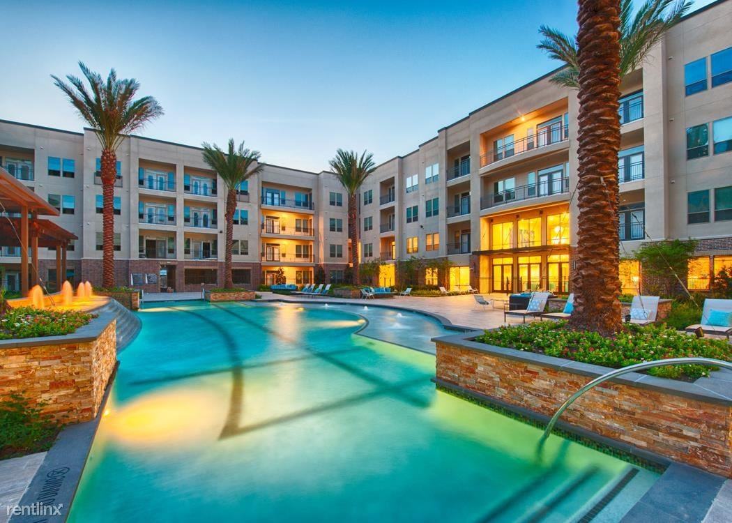 935 N Wilcrest Dr - Photo 3 of 50