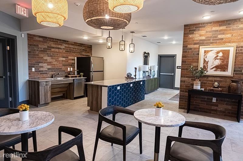 1717 W Irving Blvd - Photo 3 of 12