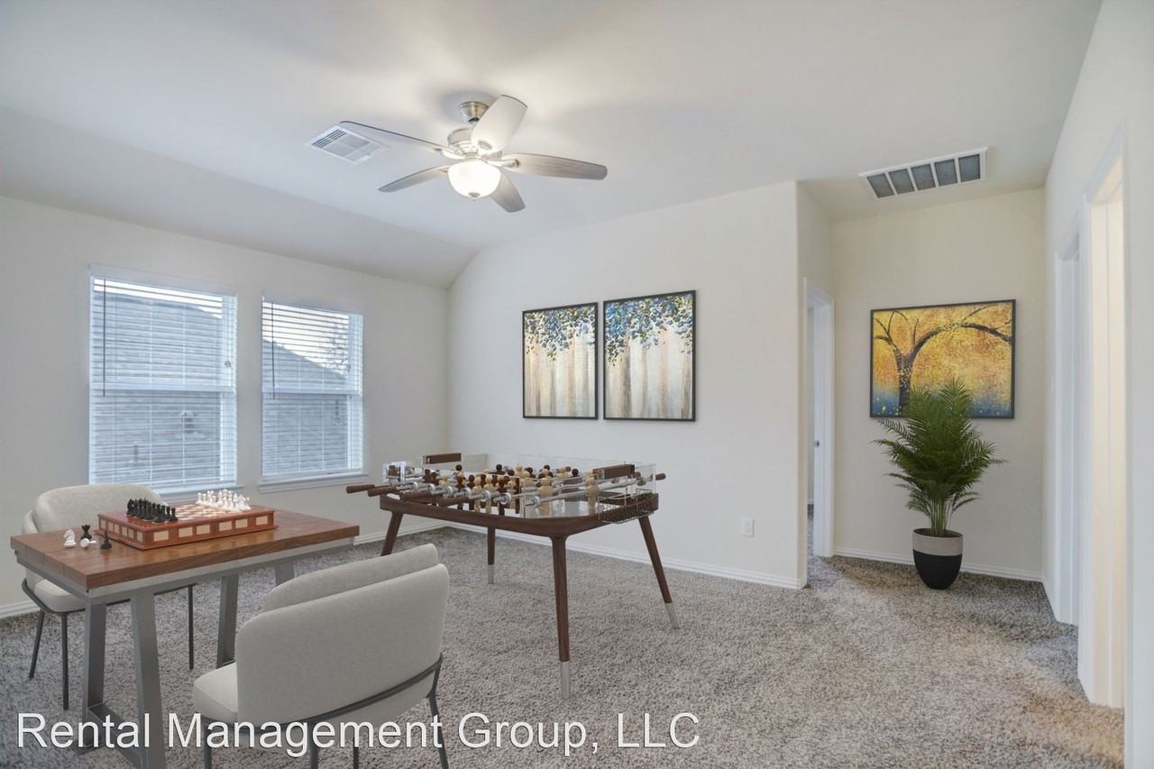 52 Hallmark Dr - Photo 3 of 15