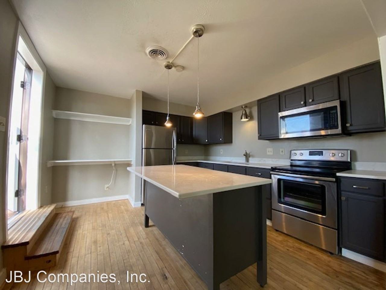 107 E Capitol Dr - Photo 2 of 8