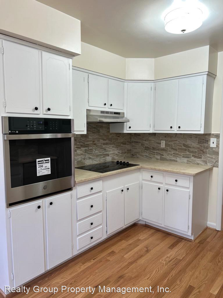 926 Venice Dr - Photo 2 of 10