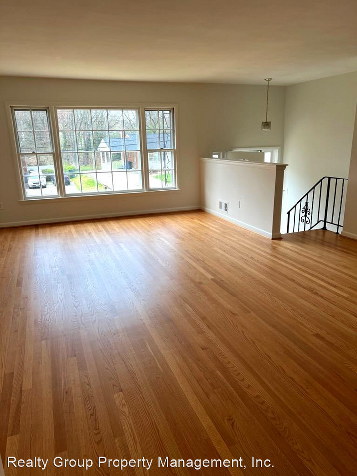 926 Venice Dr - Photo 3 of 10