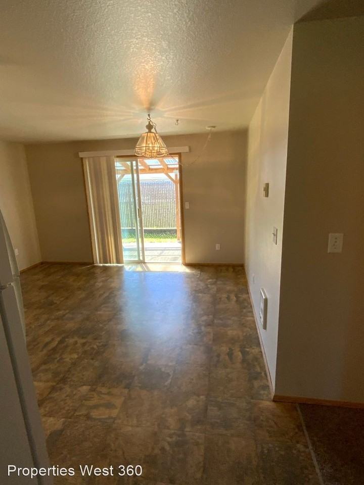 2179 Dahlia St - Photo 3 of 20