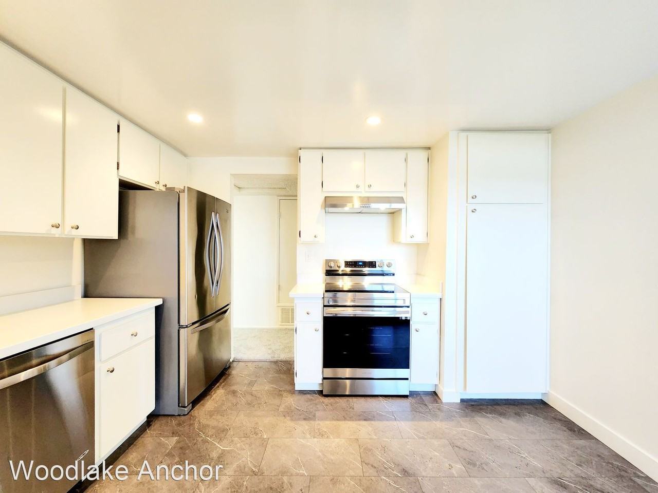 702 Hydra Ln - Photo 2 of 31