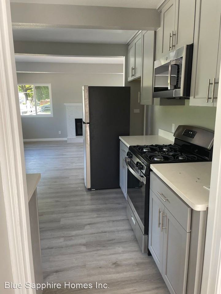 1285 Russell Way - Photo 3 of 32