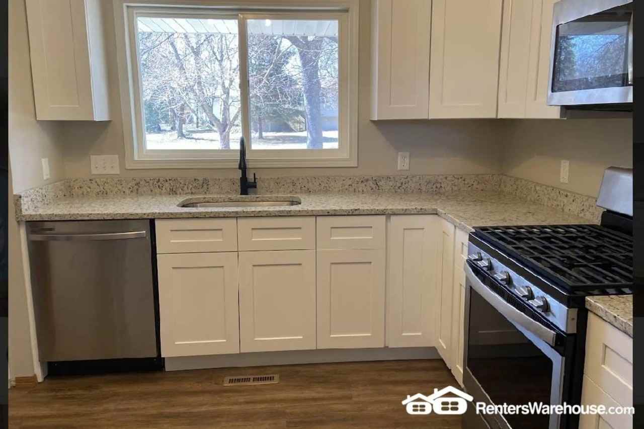 9342 Thomas Ave N - Photo 2 of 14