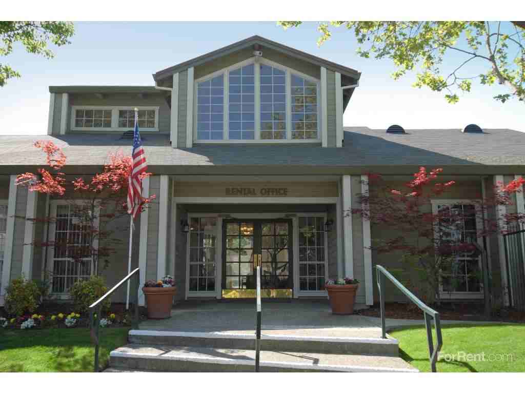 Summertime Apartments - Photo 3 of 8