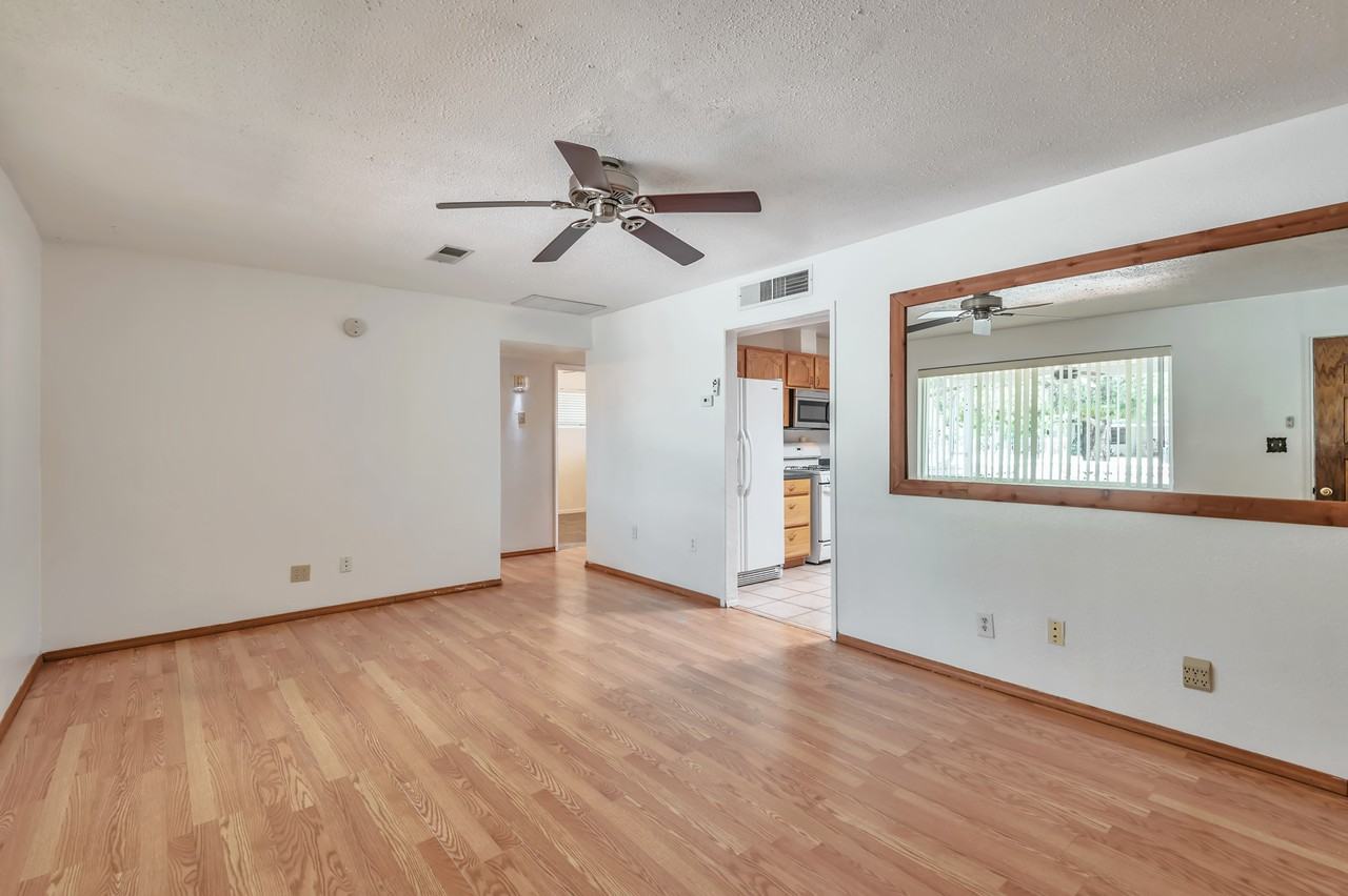 842 E Water St - Photo 4 of 26