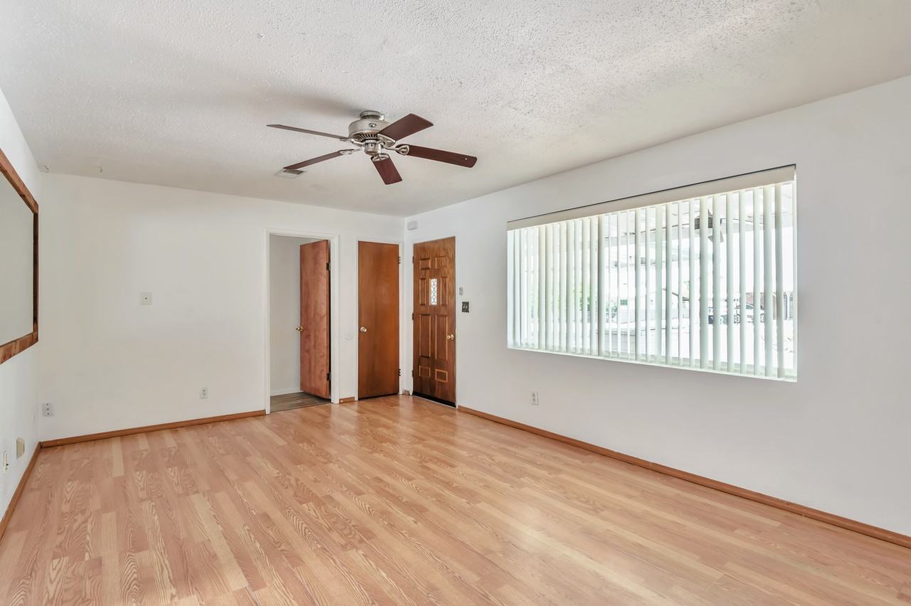 842 E Water St - Photo 5 of 26