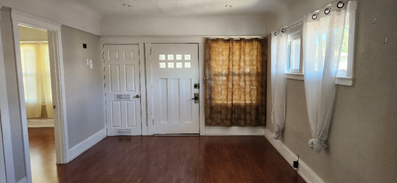 440 E Arcade St - Photo 4 of 13