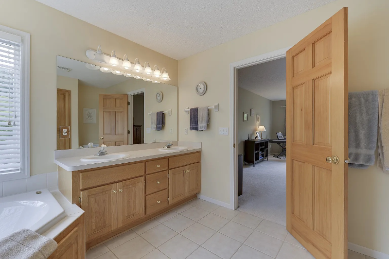 3630 Oak Creek Dr W - Photo 3 of 8